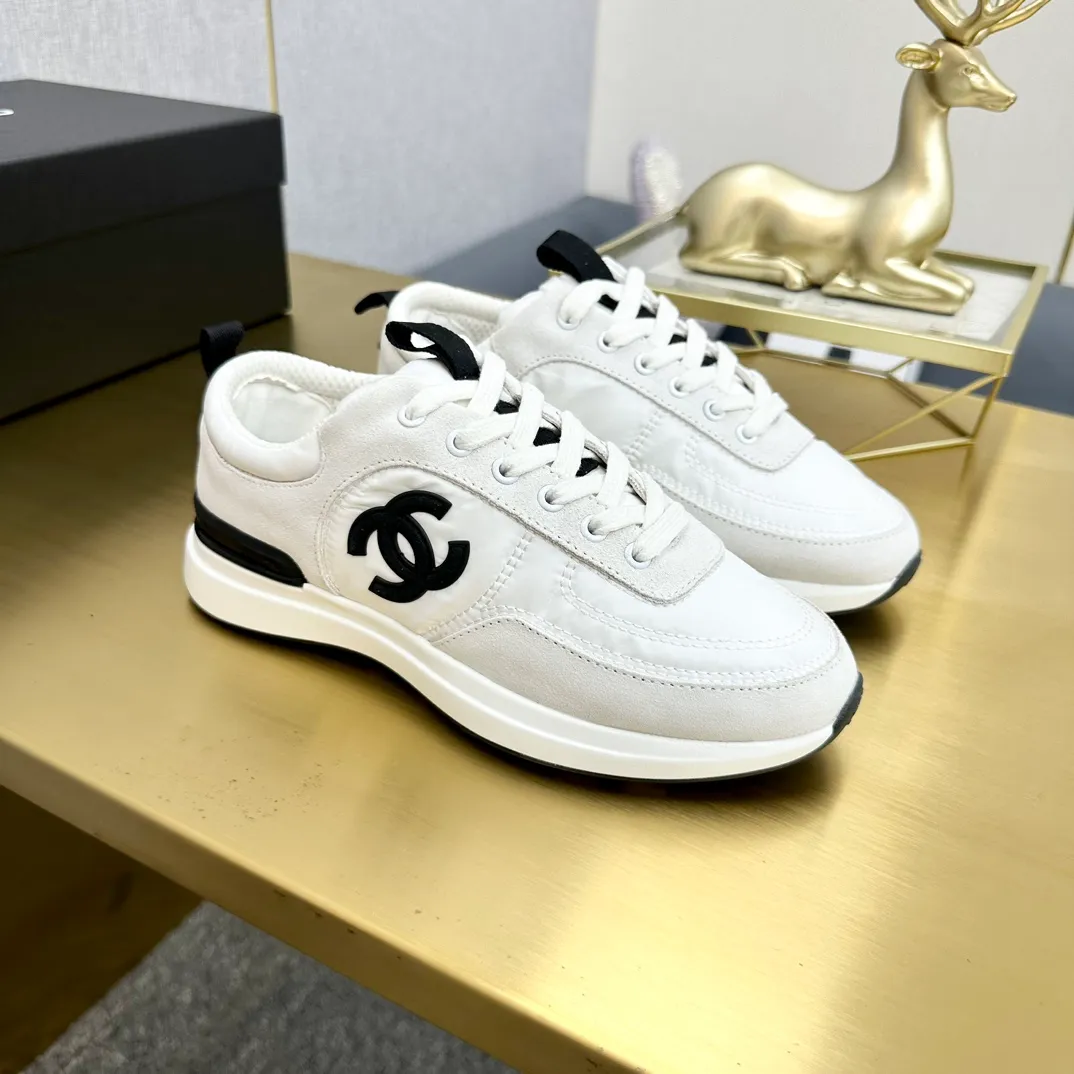 👟👟Ex-factory price 520👟👟 Chanel Chanel - 2024 counter top casual sports shoes This classic design; the upper is electro-embroidered with a variety of techniques; the outsole is fashionable and sporty; it is unusual to incorporate a variety of color matching elements... The diversified mix and match is very beautiful and versatile, casual, fashionable, sports and outdoor can be taken into account... ꫛꫀꪝ Go➫ Material: ❶Upper made of: Original imported mercerized velvet + double-layer breathable mesh ❷Inner use: Original imported breathable mesh ❸Outsole based on: Original T👟👟Factory price U combination outsole Counter boutique packaging complete set Women 35–41 Men 38-46